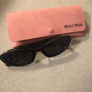 Black Cat Eye Sunglasses with Pink Case